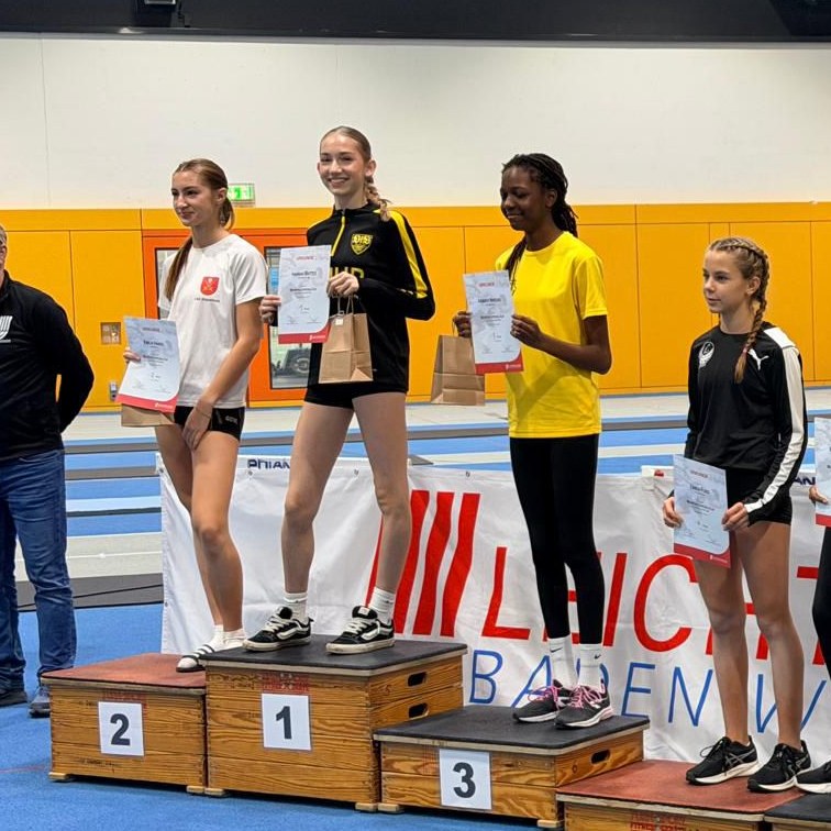 Wie weit kann man eigentlich in nur fünf Sprüngen kommen? 🦅💥
Unsere VfB-Nachwuchsathlet:innen haben es beim Mehrfach-Sprungcup 2025 der Leichtathletik Baden-Württemberg gezeigt – und wie!

Besonders stark: Hannah Mattes.
Sie holt sich in der W14 den Sieg mit 15,57 m im 5-Sprunglauf (40 cm Abstand zur Konkurrenz). 🎉
Was für eine tolle Leistung! Da wächst wirklich eine starke Dreispringerin heran – wir freuen uns auf ihren Weg. 💪✨

Danke an alle, die unsere jungen Athlet:innen unterstützen – ob als Eltern, Helfer:innen oder Fans! ❤️
👉 Bleibt dran für weitere Highlights aus unserer Abteilung!