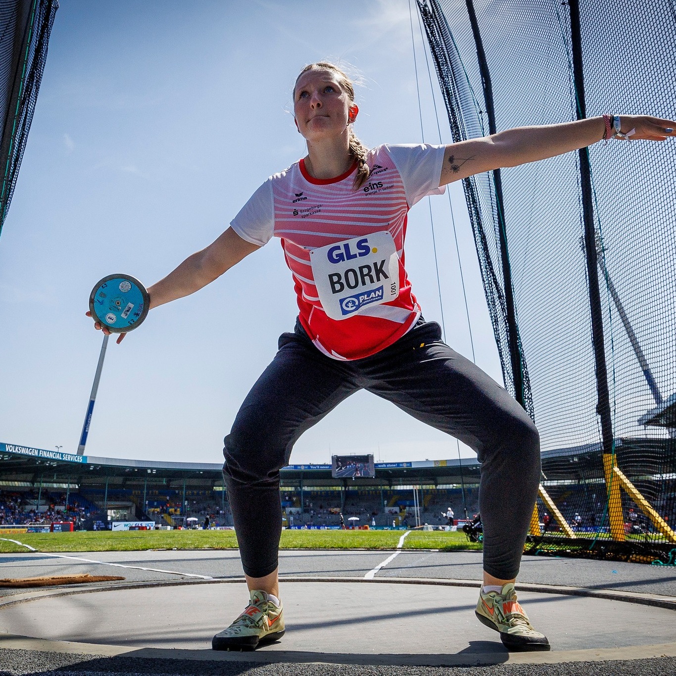 🎉 Neu beim VfB Stuttgart: Lea Bork wirft jetzt in Cannstatt!

Lea Bork wechselt vom LV 90 Erzgebirge nach Stuttgart und trainiert nun unter dem früheren VfB-Diskuswerfer David Wrobel. Damit beginnt für sie ein neues Kapitel — und wir freuen uns riesig darauf!
Bereits beeindruckende Erfolge: 2023 gewann Lea Bork Bronze bei der U20-Europameisterschaft im Diskuswurf. 
Ihre aktuelle persönliche Bestleistung liegt bei 55,35 m. In der Saison 2025 erzielte sie mit 55,16 m erneut eine starke Weite — ein klares Zeichen für ihr zunehmendes Können. 

Lea ist jung, hungrig und bereit für den nächsten Schritt. 💪 Wir sind gespannt auf ihre Würfe im VfB-(Brust-)Ring.

👉 FOLGT Lea Bork und dem VfB Stuttgart Leichtathletik, um keine ihrer Entwicklungen zu verpassen!
📷 beautifulsports/Axel Kohring