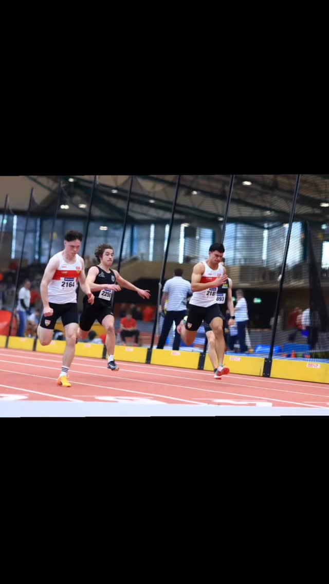 Die ersten Titel sind da – und das war erst der Anfang! 🔥🏆

Starker Auftritt unseres Teams bei den BW Hallen-Finals Aktive / U20 / U18 in Karlsruhe.
Die Ergebnisse können sich sehen lassen:

🏃 U20 – 60 m
🥇 Raphael Geißner – 6,83 s
🥈 Aaron Valipuram – 6,99 s
👏 Jette Helbig – Platz 8 – 7,98 s

🏃 U18 – 60 m
💪 Hannah Zeiler – Platz 4 – 7,95 s

🏃 Aktive – 60 m
🥉 Benjamin Beyerle – Platz 3 – 6,97 s

💥 Kugelstoßen Männer
🥇 Jannik Krewenka – 15,63 m
➡️ neue persönliche Bestleistung, ganze 80 cm weiter! Stark!

✨ Stabhochsprung Frauen
🥇 Anjuli Knäsche wird Landesmeisterin mit 4,55 m.
Sie stellt damit ihre persönliche Hallen-Bestleistung ein – und das mit einem breiten Lächeln 😄

Alle Zeiten und Weiten zeigen:
👉 Das Trainingslager und die Aufbauarbeit im Winter hat sich gelohnt! 💪

Und es geht weiter:
Heute Abend und morgen haben wir noch einige Eisen im Feuer für vordere Plätze. 🔥
👉 Bleibt dran und drückt die Daumen! 🙌👏