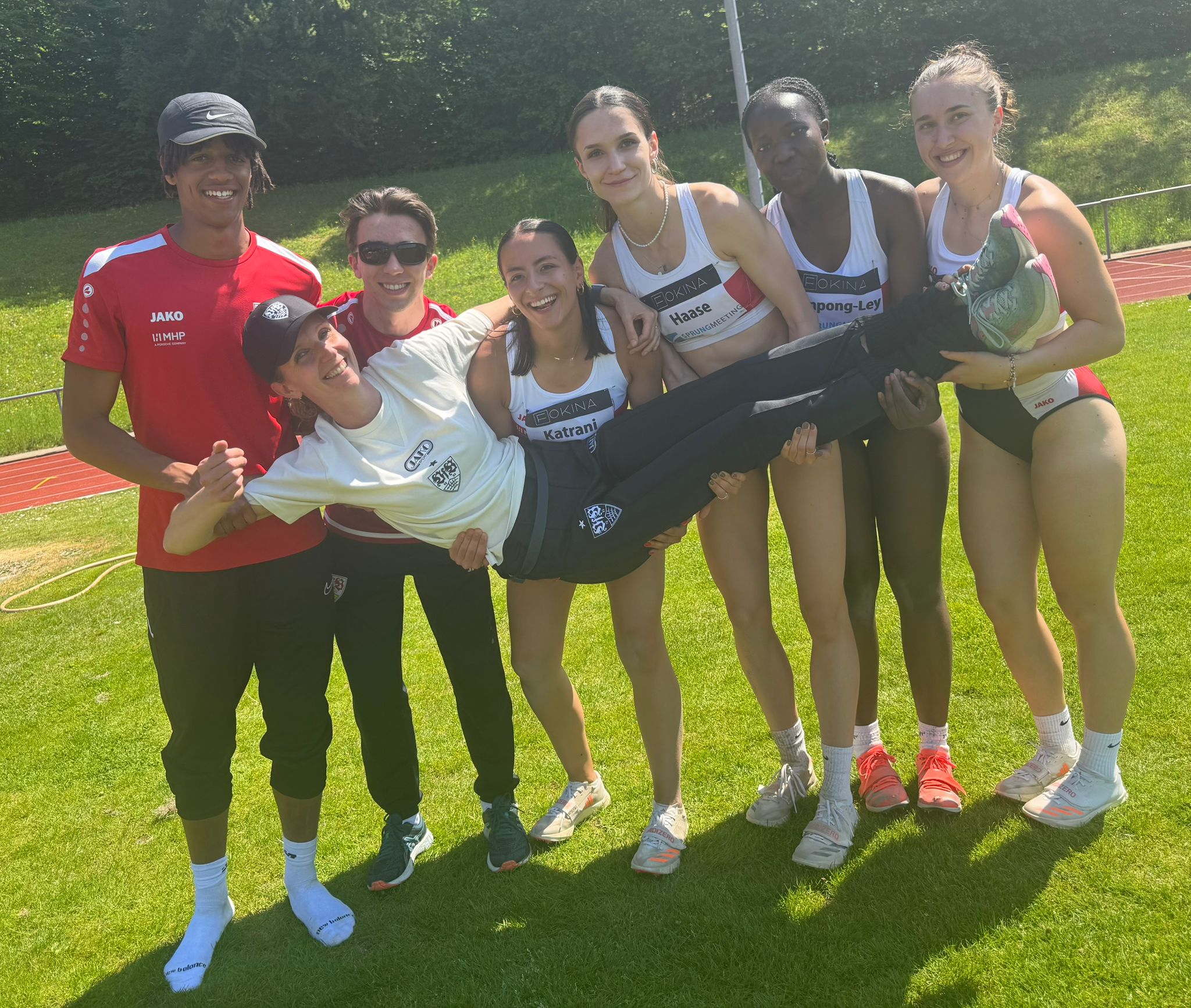🌍 Hochkarätiges Sprungmeeting in Eppingen! 🔥

Beim 27. Nationalen Sprungmeeting in Eppingen traf nationale Spitze auf internationale Konkurrenz. Für viele Athletinnen und Athleten ging es um wichtige Normen und die Vorbereitung auf internationale Meisterschaften. Das besondere Ambiente sorgte wieder für eine tolle Wettkampfatmosphäre 🙌

Mitten drin: die Springerinnen und Springer des VfB Stuttgart 1893 e.V. aus der Trainingsgruppe von Lysann Haase 🔴⚪

Besonders stark:
🥈 Malik Badjie springt bei seinem ersten Wettkampf nach langer Verletzungspause direkt neue Bestleistung mit 13,54 m und Platz 2 bei den Männern 💪🔥

👏 Auch Alia Schwarz überzeugt bei den Frauen mit neuer persönlicher Bestleistung von 12,10 m

Weitere VfB-Ergebnisse:
▪️ Marko Tereshchuk – 13,34 m – Platz 3 Männer
▪️ Mia-Sophie Haase – 12,29 m – Platz 4 Frauen
▪️ Maria Katrani – 11,70 m – Platz 7 Frauen
▪️ Lydia Frimpong-Ley – 11,17 m – Platz 8 Frauen

Für unsere Athletinnen und Athleten war es eine besondere Gelegenheit, gemeinsam mit internationalen Top-Springerinnen und -Springern im selben Wettkampf an den Start zu gehen und wertvolle Erfahrungen zu sammeln 🌟

Glückwunsch an alle Athletinnen und Athleten 👏
Danke an den TV Eppingen für die starke Organisation!

#vfbleichtathletik #VfBStuttgart #Leichtathletik #Dreisprung #Sprungmeeting #Eppingen #team1893