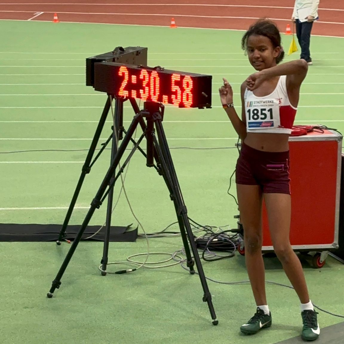 Neue Bestzeit – und ganz vorne dabei! 🚀🏃‍♀️

Starke Leistung bei den Württembergischen Meisterschaften:
Viktoria Marcetic läuft die 800 m in 2:30,58 Minuten. 🏆
➡️ Neue persönliche Bestleistung!

Und das ist noch nicht alles:
Diese Zeit ist aktuell die drittbeste in ganz Deutschland für den Jahrgang 2013. 💪🇩🇪
Richtig stark, Viktoria! Wir sind stolz auf dich. ✨

👏 Glückwunsch auch an das Trainerteam und danke an alle, die unterstützen.
👉 Bleibt dran für weitere tolle VfB-Momente!