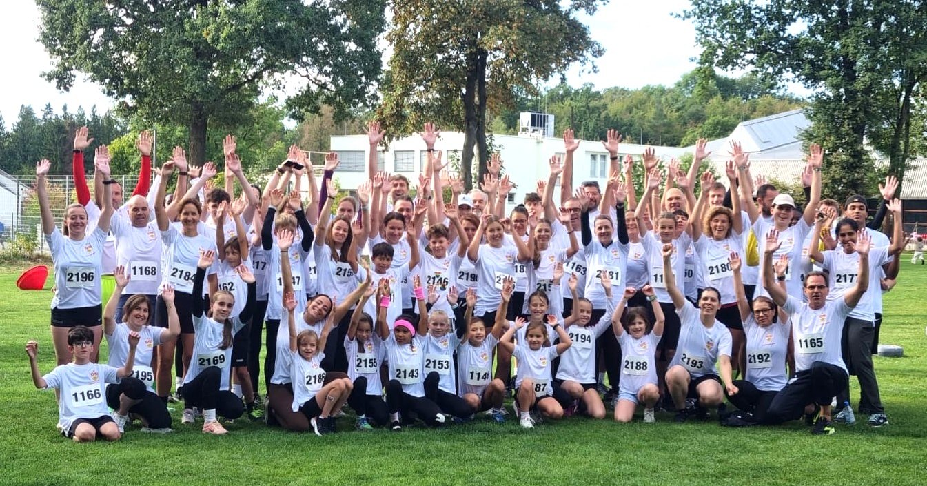 🌈 Knapp 80 Menschen. Ein Team. Und ganz viel Farbe für einen guten Zweck! 🏃‍♀️🏃‍♂️

Heute waren wir beim 20. Stuttgarter LebenSlauf am Start – mit Athlet, Trainer, Vorstand, Familien und Freunden.

Ausgestattet mit unseren neuen, weißen Laufshirts haben wir auf der Waldau ordentlich (Regenbogen-)Farbe bekannt. 🌈💪

Zur Auswahl standen 5,5 oder 9,5 Kilometer. Die neue Strecke führte von der Bezirkssportanlage Waldau durch die grünen Waldgebiete rund um die Waldau und den Fernsehturm. Eine richtig schöne Strecke! 🌳

Für uns ist der LebenSlauf schon seit vielen Jahren ein fester Termin. Denn hier geht es um mehr als Kilometer und Zeiten: Es geht um Gemeinschaft, Vielfalt und Solidarität. ❤️

Mit dem Lauf werden Projekte unterstützt, die Kinder und Jugendliche stärken, queere Menschen unterstützen und wichtige soziale Arbeit in unserer Region ermöglichen.

Und ganz nebenbei ist der LebenSlauf eine wunderbare Gelegenheit, als Abteilung zusammenzukommen – auch mal außerhalb von Training und Wettkampf. 😊

Danke an alle, die heute mitgelaufen, angefeuert und unterstützt haben!
Schön, dass wir gemeinsam ein sichtbares Zeichen setzen konnten. 🏳️‍🌈

#LebenSlauf #Stuttgart  #GemeinsamStark #Vielfalt #Solidarität #Regenbogen #Team #SportVerbindet #FürDenGutenZweck #vfbleichtathletik #VfBStuttgart