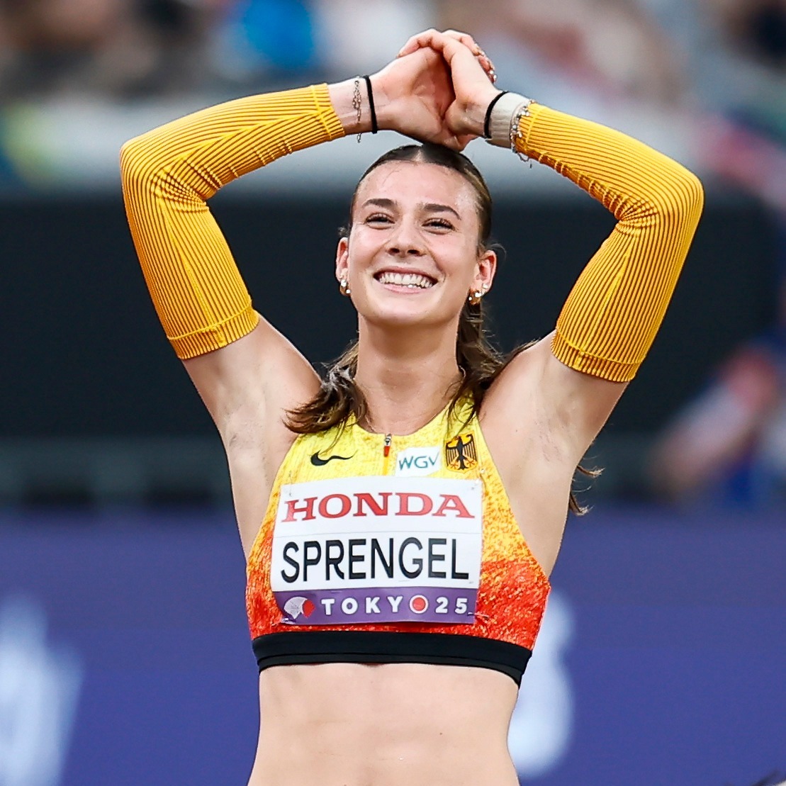 Sandrina Sprengel startet künftig für den VfB Stuttgart!

Mit diesem Wechsel vereint der VfB Stuttgart nun die beiden derzeit erfolgreichsten deutschen Mehrkämpfer:innen in seinen Reihen:
Neben Zehnkampf-Star Leo Neugebauer steht mit Sandrina Sprengel nun auch das weibliche Pendant im Team – ein starkes Signal für den Mehrkampfstandort Stuttgart und die Zukunft der Leichtathletik im Verein.

Sprengel zählt zu Deutschlands besten Mehrkämpferinnen. Ihren bislang größten Erfolg feierte sie bei den Weltmeisterschaften 2025 in Tokio, wo sie mit persönlicher Bestleistung von 6434 Punkten Fünfte im Siebenkampf wurde – als jüngste Athletin im Feld. 
Ihr Coach Florian Bauder begleitet sie am Olympiastützpunkt Stuttgart, unterstützt durch ein starkes Team aus Trainer:innen und Betreuer:innen.

„Sandrina bringt alles mit, was eine Top-Athletin auszeichnet: Ehrgeiz, Disziplin und Leidenschaft“, sagt die sportliche Leitung des VfB. „Gemeinsam mit Leo Neugebauer steht sie für Spitzenleistung, Teamgeist und Vorbildcharakter – das ist gelebte Leichtathletik im VfB.“

Mit dem Wechsel zum VfB Stuttgart setzt Sandrina Sprengel ihren erfolgreichen Weg im Spitzensport fort – und stärkt den Verein als Heimat der besten deutschen Mehrkämpfer:innen. Der Verein freut sich, die 21-Jährige auf ihrem weiteren sportlichen Weg zu begleiten und zu unterstützen.
Herzlich willkommen im roten Brustring, Sandrina!

📷 beautifulsports/Axel Kohring
#vfb #vfb1893 #vfbstuttgart #team1893 #vfbleichtathletik #leichtathletikstuttgart #sandrinasprengel #siebenkampf #mehrkampf #wm2025 #tokio2025