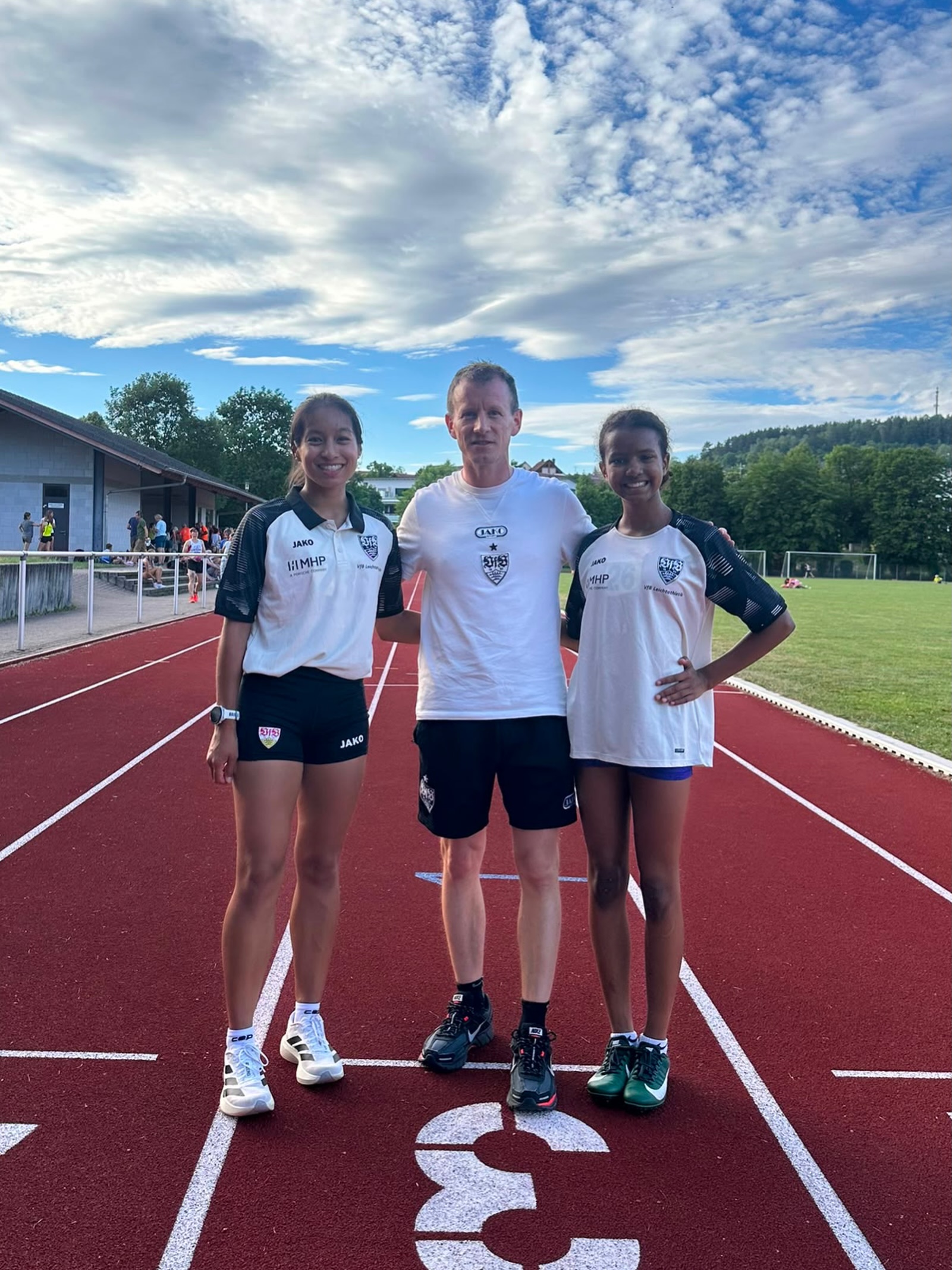 Beim gestrigen Wettkampf haben unsere beiden Athletinnen hervorragende Leistungen gezeigt.
Viktoria gewann mit einer neuen persönlichen Bestzeit von 2:26,20 Minuten den 1. Platz in der Altersklasse W13. Mit dieser Zeit gehört sie aktuell zu den besten Läuferinnen Deutschlands in ihrer Altersklasse.
Auch Rasa lief über 800 m eine neue persönliche Bestzeit von 2:50,5 Minuten.
Herzlichen Glückwunsch an beide zu diesen großartigen Ergebnissen! 👏🏃‍♀️🏅
Ein weiterer Beweis dafür, dass unsere Trainingsgruppe weit mehr ist als nur Freizeitsport. Der Name mag danach klingen, aber unser Training wird mit viel Einsatz, Disziplin und Ehrgeiz durchgeführt – und die Ergebnisse sprechen für sich. 💪