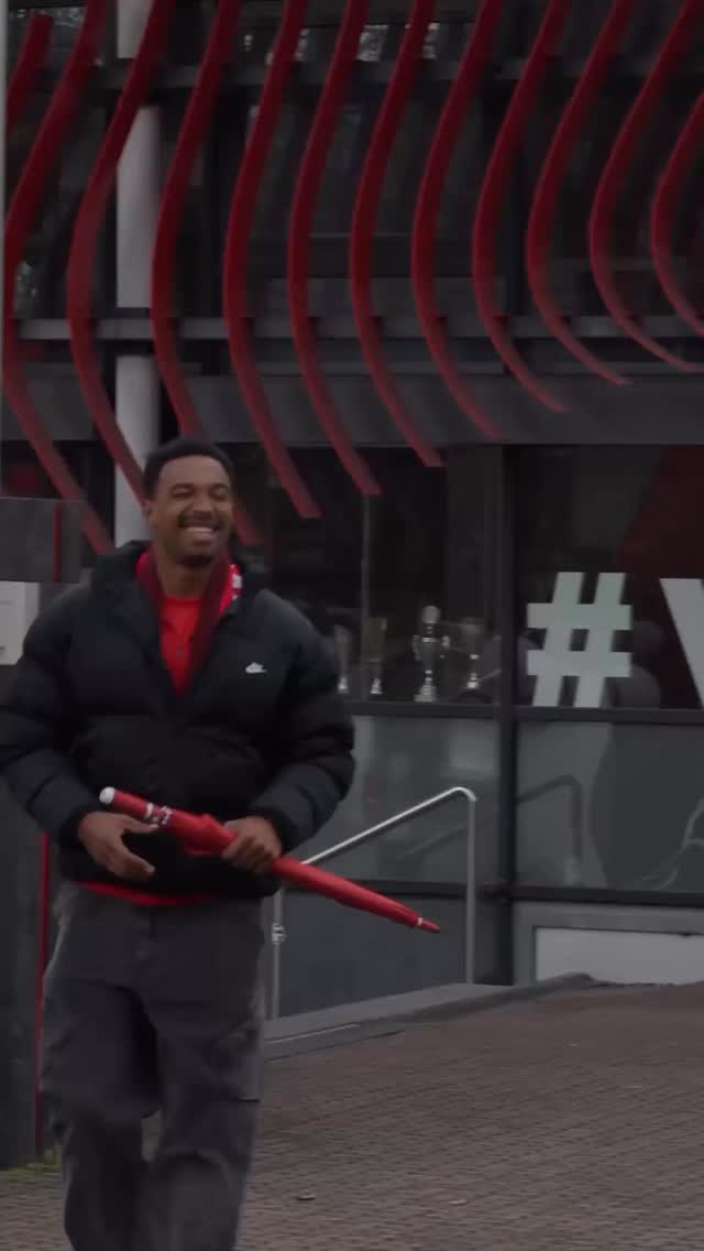 Was für ein Tag! 🎉⚽️🎄🏃‍♂️

Ein Tag beim VfB – mit Leo Neugebauer.
Und der hatte es in sich!

Viele Termine, Ehrungen und eine Vertragsverlängerung standen auf dem Plan.
Dazu der Stadionbesuch beim VfB-Heimspiel gegen Bayern.
👉 Keine Sorge: An der deutlichen Niederlage war Leo nicht schuld 😉

Trotz vollem Programm nahm sich Leo Zeit für das Wichtigste:
Unsere kleinsten Leichtathlet:innen 🧡
Mit einem kurzen Nikolausgruß, Autogrammen und strahlenden Kinderaugen. 🎅✍️

Danke, Leo, für deinen Besuch und deine Nähe zum Nachwuchs!
Viel Spaß beim Anschauen der Eindrücke 📸✨

👉 Jetzt durchklicken & mitfreuen!
👉 Danke an alle, die diesen Tag möglich gemacht haben! 💪🏼