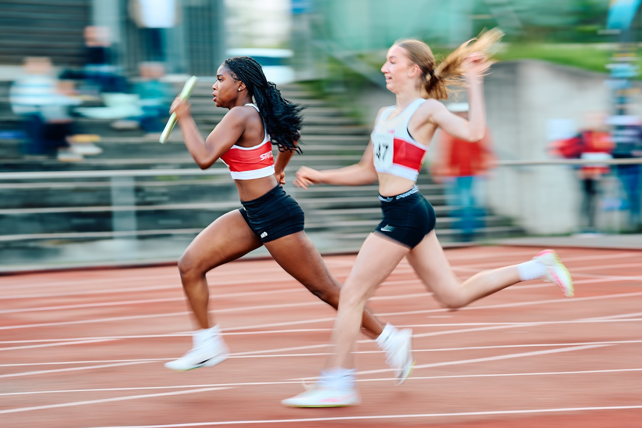 🔴⚪ Weiß-Rot läuft – starkes Wochenende für die VfB-Leichtathletik! Zwei Wettkampfschauplätze, viele gute Ergebnisse. 💪

🏃 Kernen-Rommelshausen | 20. Mai
👑 Malik Geider (Jg. 2005) gewann den 100m-Sprint der Männer in 11,28 s.
⚡ Nick Frenzel (Jg. 2007) siegte in der U20 über 100m in 11,47 s.
Aus dem Nachwuchs: Joshua Ertl (M15) holte Gold über 300m (39,46 s) und Platz 2 über 100m (12,22 s). Dmitrii Chechetkin wurde Dritter über 300m (43,16 s), Simo Kemoé Zweiter im Weitsprung (4,92 m).
🏅 Die 4x100m-Staffel der weiblichen U16 – Georgia Karastergios, Maja Decker, Hannah Mattes und Nyarko Peprah Berreth – lief souverän zum Staffelsieg in 51,44 s. Starke Übergaben, starkes Team. 👏 📷 Bernd Würsching

⚡ B u S Kurpfalz Gala Weinheim | 23. Mai
🚀 Raphael Geißner (U20) sprintete im A-Finale auf Platz 3 in 10,77 s – neue persönliche Bestleistung!
🦅 Samuel Vallipuram sammelte im Weitsprung mit 7,21 m wichtige Wettkampfpraxis.

🔭 Nächste Woche: Götzis!
Beim Hypomeeting Götzis (30./31. Mai) sind gleich zwei VfB-Asse am Start: Leo Neugebauer im Zehnkampf und Sandrina Sprengel im Siebenkampf. Wir sind gespannt. 🔴⚪🌍
#VfBStuttgart #Leichtathletik #Team1893