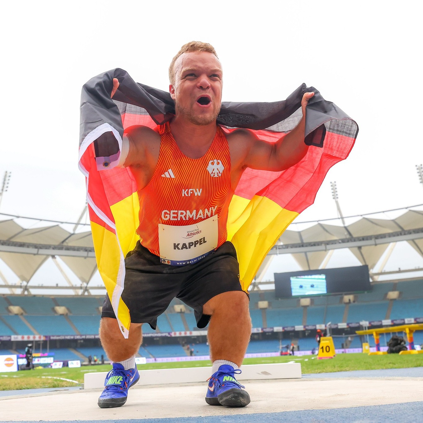🚨 Weltmeister! Zum dritten Mal! 🚨

Unglaublich, aber wahr: Niko Kappel vom VfB Stuttgart ist wieder ganz oben auf dem Podest 🥇.
Bei der Para-Leichtathletik-WM in Neu Delhi hat er die Kugel 13,34 Meter weit gestoßen – mit großem Abstand vor der Konkurrenz. Damit holt er Gold für Team Deutschland und schreibt einmal mehr Vereinsgeschichte 💪.

Trotz Verletzungen und schwieriger Vorbereitung hat Niko alles gegeben. Zähne zusammengebissen, Herz gezeigt – und sich mit seinem dritten WM-Titel belohnt. Einfach stark! 👏

Lieber Niko, wir sind stolz auf dich! ❤️ ⚪🔴
Ein großes Vorbild für alle jungen Sportler:innen.

➡️ Gratuliert Niko in den Kommentaren und feiert mit uns diesen großartigen Erfolg! 
📷 beautifulsports
#Weltmeister #ParaLeichtathletik #NikoKappel #Kugelstoßen #Gold #TeamDeutschland #vfbstuttgart #vfbleichtathletik