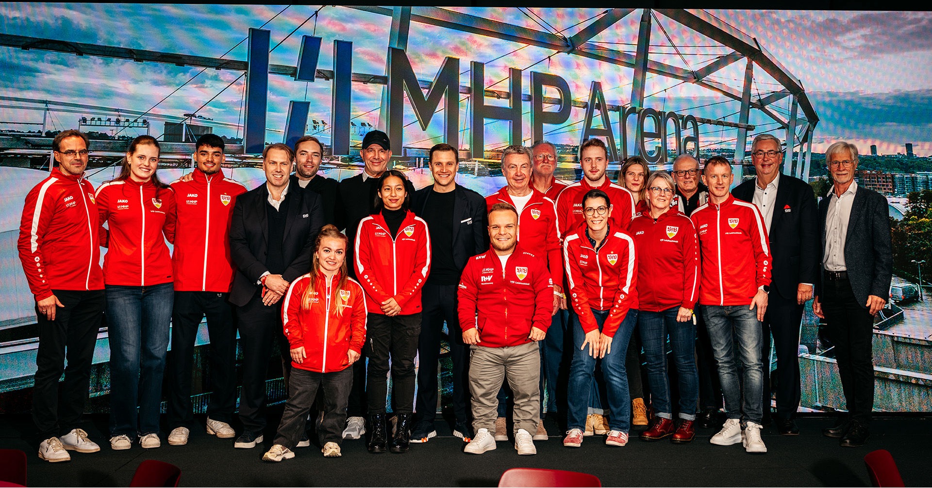 Feiern, genießen, anfeuern – ein Abend voller Highlights!

Unsere erfolgreichen Athletinnen und Athleten, ihre Trainer:innen und der Abteilungsvorstand der VfB-Leichtathletik waren auf Einladung unseres Hauptsponsors MHP zu Gast in der Business Lounge beim Spiel VfB gegen Augsburg – um gemeinsam eine starke Saison zu feiern. 💪

Ein herzliches Dankeschön an Ingo Guttensson (MHP) für die gastfreundliche Einladung und an alle Gäste, die den Abend bereichert haben – darunter Markus Scheurer und weitere Vertreter des VfB-Freundeskreises, das Vereinsmanagement sowie das VfB-Präsidium um Dietmar Allgaier und WLV-Präsident Dieter Schneider.

Alle waren sich einig: Wir sind stolz auf unsere Athletinnen und Athleten – und wir wollen diesen erfolgreichen Weg gemeinsam weitergehen. ❤️

Gutes Essen, tolle Gespräche und drei Punkte – besser hätte der Abend nicht laufen können! 🔴⚪️