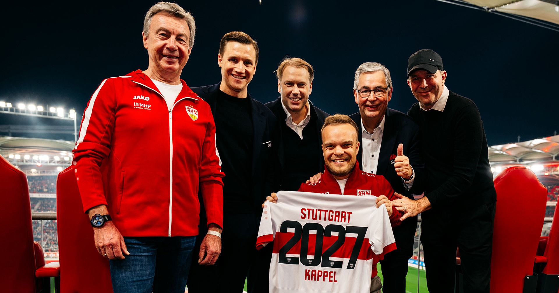 Niko Kappel hat seinen Vertrag beim VfB Stuttgart bis 2027 verlängert und bleibt ein Dunkelroter! 🤍❤️

Der Paralympics-Sieger, Weltrekordhalter und dreifache Weltmeister steht nicht nur für Weltklasse-Leistungen im Para-Kugelstoßen, sondern auch für Mut, Leidenschaft und gelebte Inklusion. 💪

Seit 2020 trägt Niko den roten Brustring in unserer Leichtathletikabteilung – und hat mit seiner Energie den Para-Sport beim VfB entscheidend geprägt.

Ob Weltrekord (15,07 m!), WM-Gold oder Engagement für junge Menschen: Niko zeigt, was „Größe“ wirklich bedeutet. 👏

Wir freuen uns riesig, dass du weiter Teil der VfB-Familie bleibst, Niko!

#VfBLeichtathletik #ParaAthletics #NikoKappel #VfBStuttgart